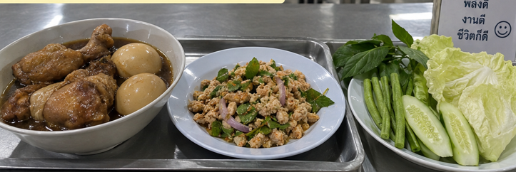 พะโล้น่องไก่ใส่ไข่+ลาบไก่+ผักสด
